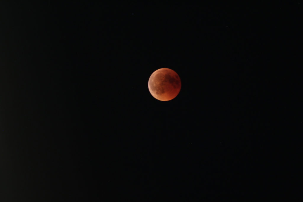 Photo en zoom de la Lune de sang du 28 juillet 2018